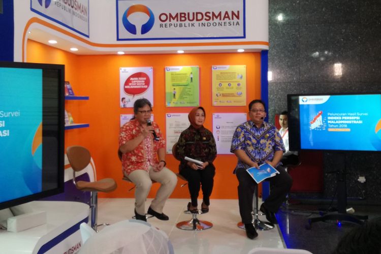 Komisioner Ombudsman RI Ninik Rahayu (tengah) dalam diskusi di kantor Ombudsman, Jakarta, Kamis (21/2/2019). 