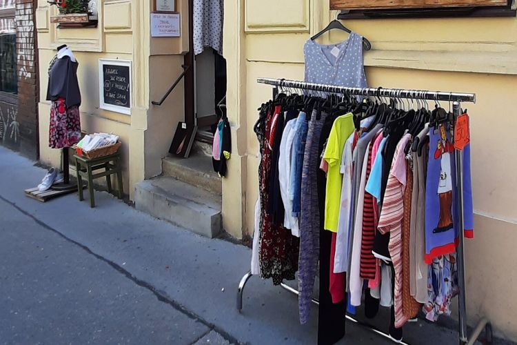 Sebuah toko thrift baju.