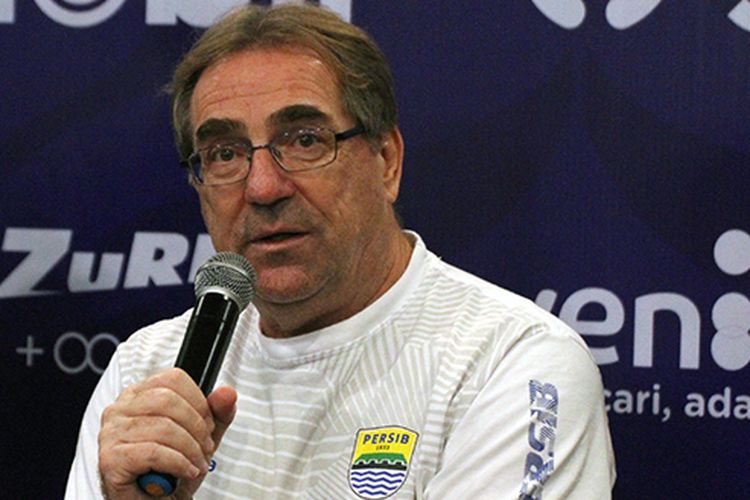 Pelatih Persib Bandung, Robert Rene Alberts. 