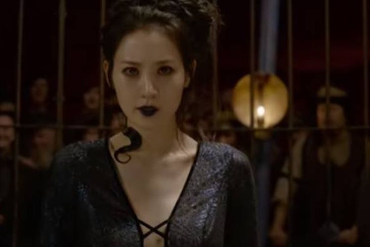 Penampilan Claudia Kim ketika memerankan tokoh Nagini di film Fantastic Beasts: The Crimes of Grindelwald.