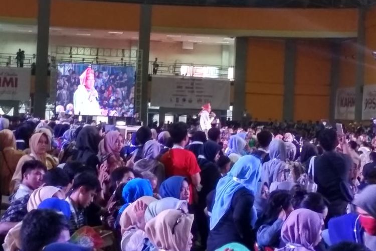 Cawapres nomor urut 02 Sandiaga Uno saat menjadi pembicara utama dalam acara Makassar Young Entrepreneur Summit 2019 di Gedung CCC Makassar, Sulawesi Selatan, Senin (1/4/2019).