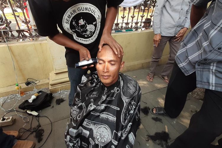 Warga Mencukur Rambut Kepala dan Alisnya di Depan Gedung DPRD Gunungkidul 2019-2024 Senin (12/8/2019)