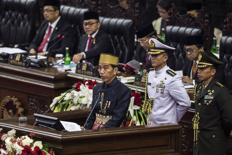Presiden Joko Widodo menyampaikan pidato kenegaraan saat Sidang Tahunan MPR Tahun 2017 di Kompleks Parlemen, Senayan, Jakarta, Rabu (16/8/2017). Sidang tersebut beragendakan penyampaian pidato kenegaraan Presiden Joko Widodo dalam rangka HUT Ke-72 Kemerdekaan Republik Indonesia.
