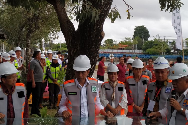Jokowi saat mengunjungi proyek pembangunan Waduk Muara Nusa Dua, Jumat (14/6/2019)