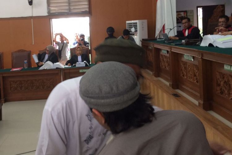 Pimpinan kelompok Jemaah Ansharut Daulah (JAD) Zainal Anshori yang menjadi saksi memeluk terdakwa peledakan bom Thamrin, Aman Abdurrahman, dalam persidangan di Pengadilan Negeri Jakarta Selatan, Jumat (9/3/2018).
