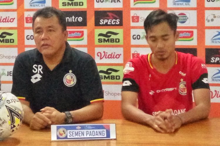 pelatih Semen Padang, Syafrianto Rusli dan Rosad Setiawan saat jumpa pers usai laga melawan PSS Sleman