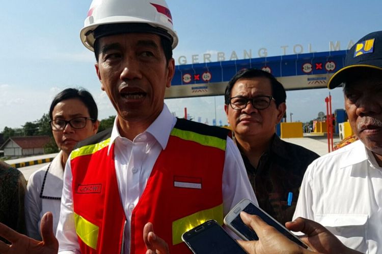 Presiden Jokowi menjelaskan alasan baru menurunkan tarif tol sekarang di sela meresmikan operasional ruas tol Ngawi-Kertosono sesi Ngawi-Wilangan di Desa Bagi, Kabupaten Madiun, Jawa Timur, Kamis (29/3/2018) sore.