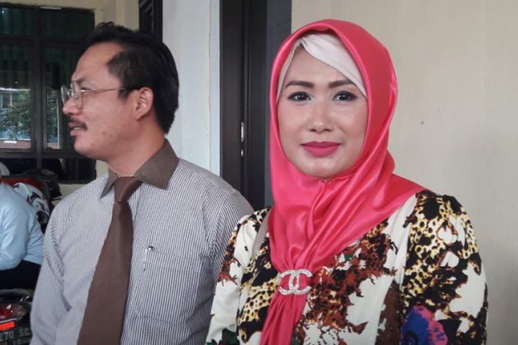 Istri Donny Kesuma, Yuni Indriyati, ditemui sesudah sidang gugatan cerainya di Pengadilan Agama Bekasi, Jawa Barat, Senin (24/7/2017).