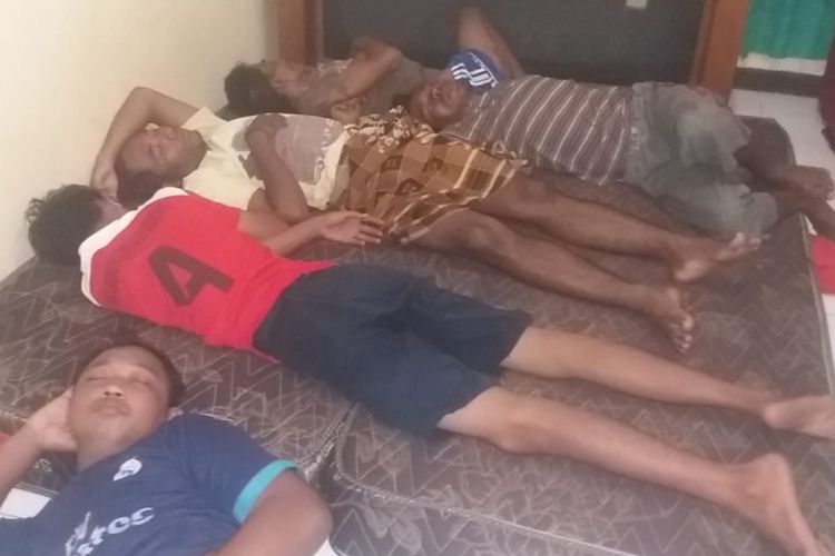 Lima nelayan yang selamat dalam peristiwa kapal karam di perairan Tulang Bawang, Lampung, Selasa (31/12/2018). Mereka ditemukan seorang nelayan di perairan Kepulauan Seribu setelah 10 jam terombang-ambing di laut. Tujuh nelayan lain dalam peristiwa itu dinyatakan masih hilang.