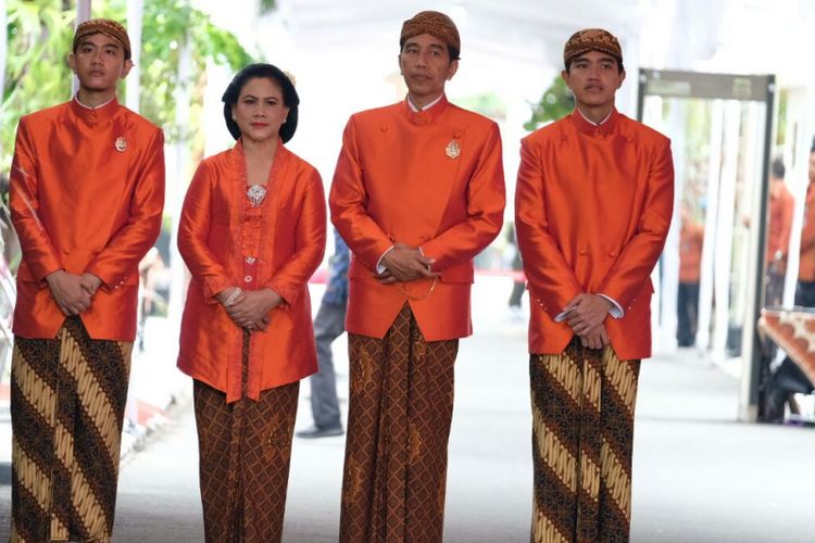 Busana Jokowi dan keluarga saat prosesi siraman