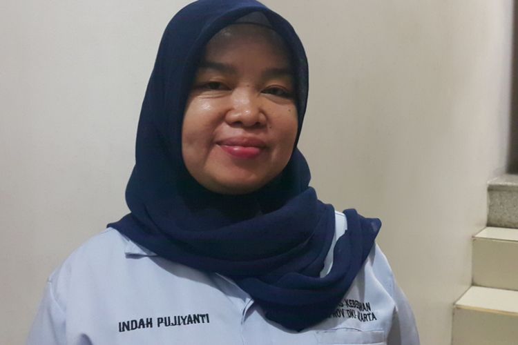 Indah Pujiyanti (43), pegawai harian lepas (PHL) Biro Umum yang bertugas di Balai Kota DKI Jakarta, saat ditemui Jumat (6/10/2017). Dia merasa dekat dengan sejumlah gubernur Jakarta. Indah sebelumnya menyurati Ahok di dalam penjara.  