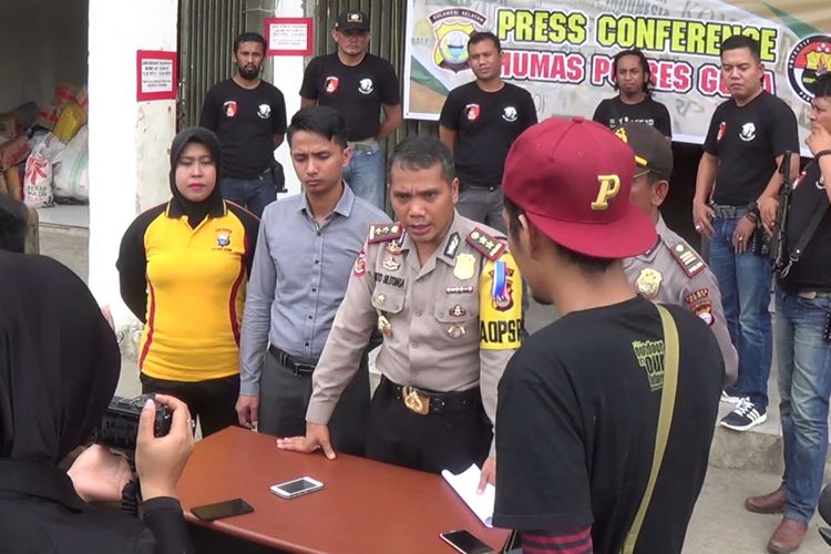 Kapolres Gowa, Sulawesi Selatan, AKBP Shinto Silitonga saat menggelar press release terkait fenomena remaja bertelur, Sabtu (3/3/2018).