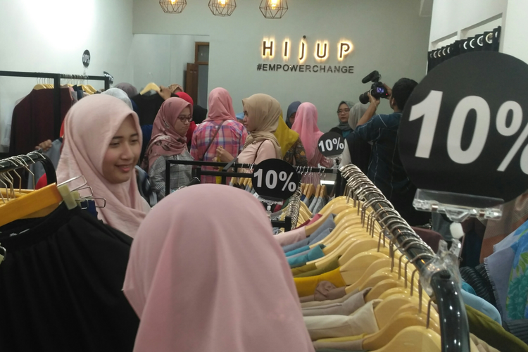Pembeli membanjiri toko HIJUP yang baru buka di Kota Kediri, Jawa Timur, Sabtu (27/4/2019).