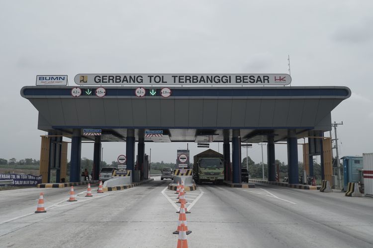 Gerbang Tol Terbanggi Besar di ruas Tol Terbanggi Besar-Pematang Panggang, Rabu (28/8/2019).           