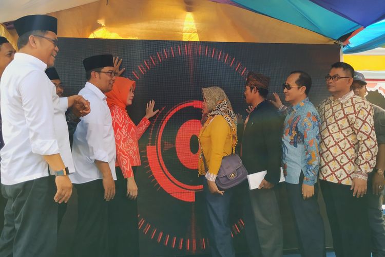 Menteri Kominfo Rudiantara (kiri) dan Gubernur Jabar Ridwan Kamil (kiri dua) bersama pejabat lain serta masyarakat saat peluncuran Desa Digital di Desa Sirnarasa, Cikakak, Sukabuni, Jawa Barat, Minggu (14/4/2019). 