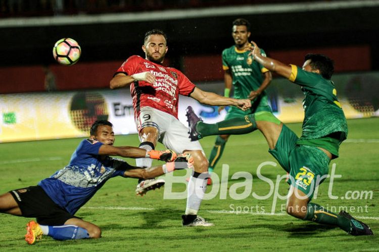 Aksi penyerang Bali United, Ilija Spasojevic, dalam pertandingan semifinal kedua Piala Presiden 2018 melawan Sriwjaya FC di Stadion Kapten I Wayan Dipta, Rabu (14/2/2018).