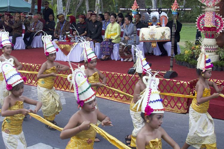 Peserta karnaval melintas di hadapan Presiden Joko Widodo saat mengikuti acara Karnaval Budaya Bali di kawasan Nusa Dua, Bali, Jumat (12/10/2018). Karnaval tersebut merupakan rangkaian acara dari Pertemuan Tahunan IMF - World Bank Group 2018 di Bali.  