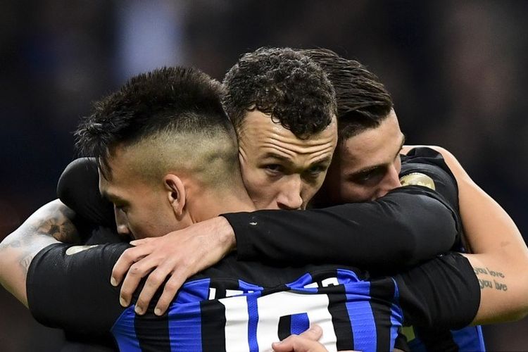Lautaro Martinez dan Roberto Gagliardini merayakan gol Ivan Perisic pada laga Inter Milan vs Chievo Verona di Stadion Giuseppe Meazza dalam lanjutan Liga Italia, 13 Mei 2019. 