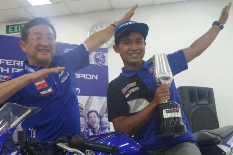Galang Hendra Pratama berpose dengan Presiden Direktur PT Yamaha Indonesia Motor Manufacturing, Minoru Morimoto.
