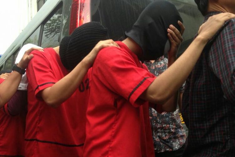 Lima tersangka kasus prostitusi kaum gay di T1 Spa, Harmoni Plaza, Jakarta Pusat dihadirkan dalam olah tempat kejadian perkara (TKP) yang digelar Senin (9/10/2017).