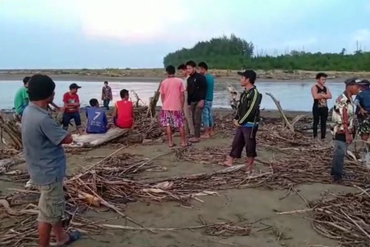 Sejumlah Warga Dusun Tiga, Desa Siofaewali, Kecamatan Bawolato, Kabupaten Nias, lakukan pencarian kepada Bezaro Waruwu (45) yang terseret arus ombak saat menjaring ikan.