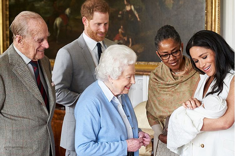 Pangeran Harry (dua kiri) dan istrinya, Meghan Markle (kanan) ditemani oleh ibu Meghan Doria Ragland, menunjukkan anak pertama mereka ke ke Ratu Inggris Elizabeth II (tengah) dan Pangeran Philip (kiri) di Windsor Castle, London, Rabu (8/5/2019) waktu setempat. Anak yang mereka beri nama Archie Harrison Mountbatten-Windsor itu berada di urutan ketujuh suksesi kerajaan Inggris.