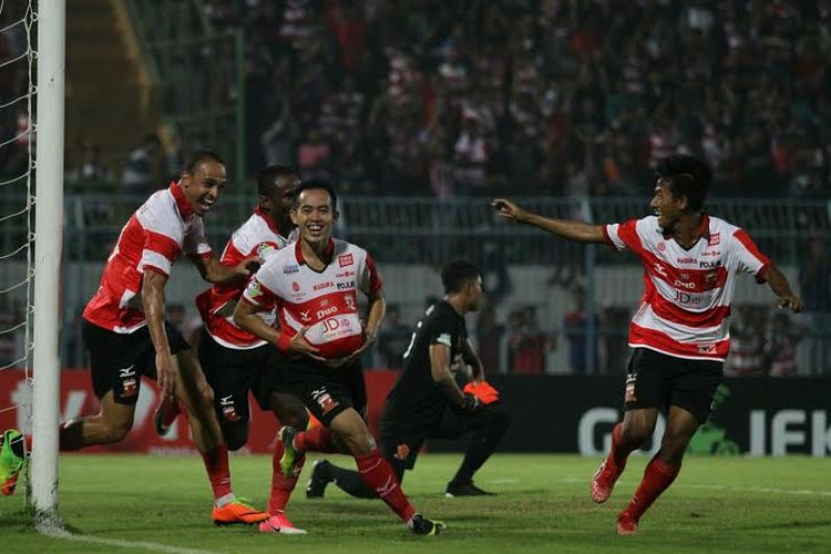 Slamet Nurcahyo merayakan gol Madura United ke gawang PS TNI pada pertandingan di Gelora Bangkalan, Jumat (19/5/2017). 