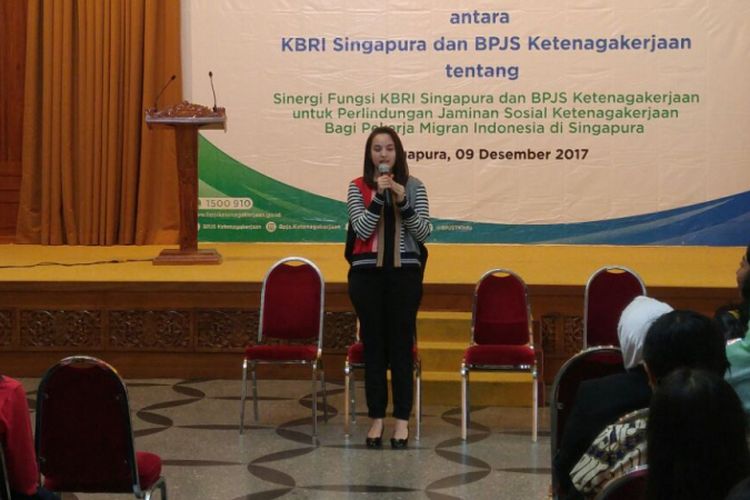 Chelsea Islan hadir membakar semangat sekitar 100 pekerja rumah tangga (PRT) Indonesia di KBRI Singapura, Sabtu (9/12/2017). Dalam momen tersebut, Chelsea juga mempromosikan film terbarunya Ayat Ayat Cinta 2