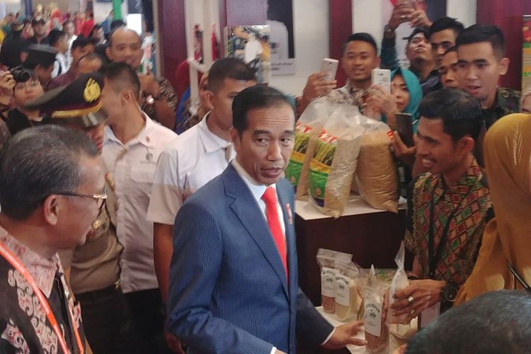 Presiden Joko Widodo meninjau pameran Asosiasi Pemerintah Kabupaten Seluruh Indonesia (Apkasi) di Tangsel, Jumat (6/7/2018).