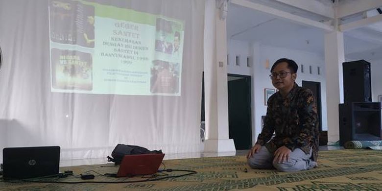 Latif Kusairi memaparkan materi dalam diskusi di Rumah Budaya Kratonan