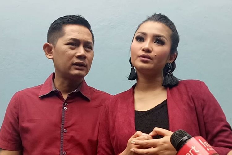 Fitri Carlina bersama suaminya Hendra Sumendap saat diwawancarai di kawasan Tendean, Jakarta Selatan, Jumat (26/1/2018). 