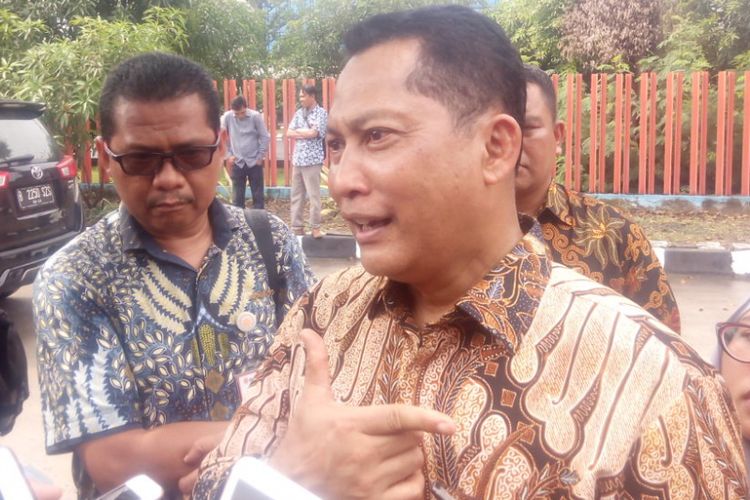 Direktur Utama Perum Bulog, Budi Waseso memberikan keterangan kepada perd di Gudang di Kelapa Gading, Jakarta Utara, Kamis (10/1/2019).