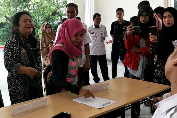 Ibu-ibu marah saat mengadukan masalah pendaftaran sekolah anaknya ke Balai Kota DKI Jakarta, Rabu (4/7/2018). 