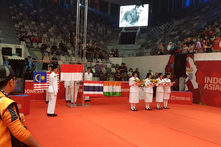 Tim bulu tangkis beregu putra Indonesia meraih medali emas pertama di Asian Para Games 2018 setelah mengalahkan Malaysia dengan skor 2-1.