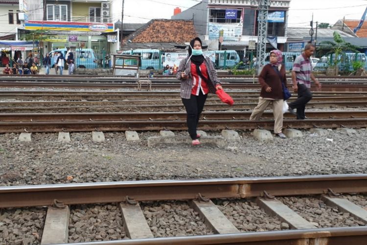 Tak ada akses menyeberang, warga nekat seberangi rel kereta yang hubungkan Jalan Pisangan Baru Selatan ke Jalan Bekasi Barat, Kamis (21/2/2019)