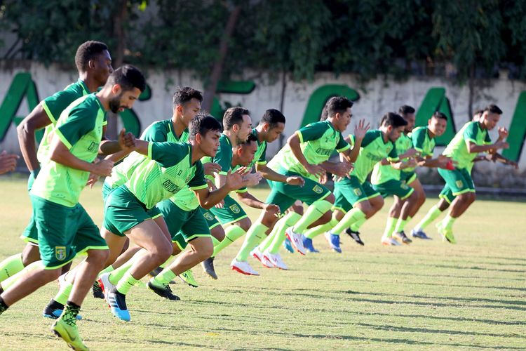 Pemain Persebaya Surabaya fatihan rutin di lapangan Mapolda Jatim Surabaya, Rabu (24/07/2019) sore.