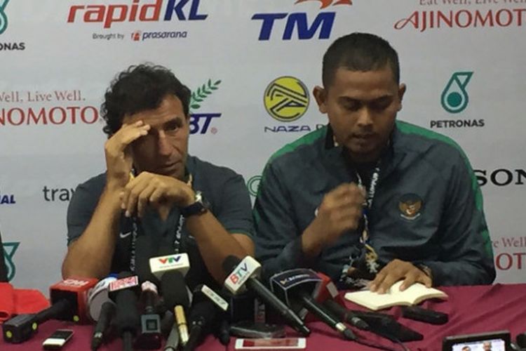 Pelatih timnas Indonesia, Luis Milla. memberi keterangan pers seusai laga versus Vietnam, Selasa (22/8/2017). 