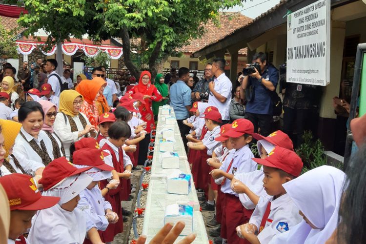 Ibu Negara Iriana Joko Widodo cuci tangan bareng pelajar SDN Tanjungsiang, Cimanggung, Sumedang, Jawa Barat, Kamis (7/2/2019) pagi. 