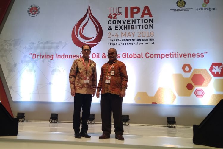 Presiden Indonesian Potreleum Association Ronald Gunawan (kiri) dan Kepala SKK Migas Amien Sunaryadi (kanan) dalam Konferensi Pers Konvensi dan Pameran IPA 2018 di Jakarta Convention Centre, Rabu (2/5/2018).