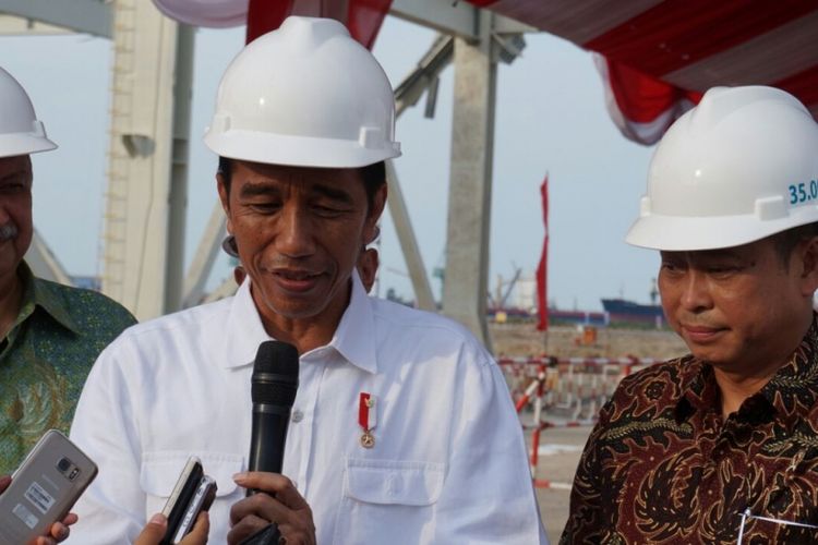 Dari kiri ke kanan, Dirut PLN Sofyan Basir, Presiden Joko Widodo dan Menteri ESDM Ignasius Jonan di Serang, Banten, Kamis (5/10/2017).