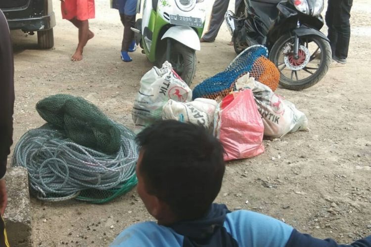 Sejumlah barang bukti diamankan dari kapal nelayan berisi puluhan kilogram bom ikan oleh aparat kepolisian di Kabupaten Bone, Sulawesi Selatan, Kamis (19/7/2018).