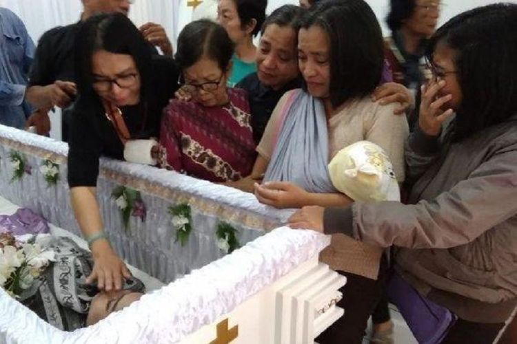 Identitas terduga pelaku pembunuhan siswi SMK di Bogor telah terungkap, motif penusukan diduga karena dendam dan sakit hati. 