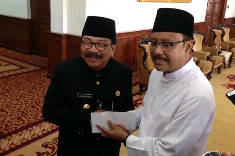 Soekarwo dan Saifullah Yusuf saat masih menjabat sebagai Gubernur dan Wakil Gubernur Jawa Timur di Gedung Negara Grahadi, Surabaya, Jawa Timur.