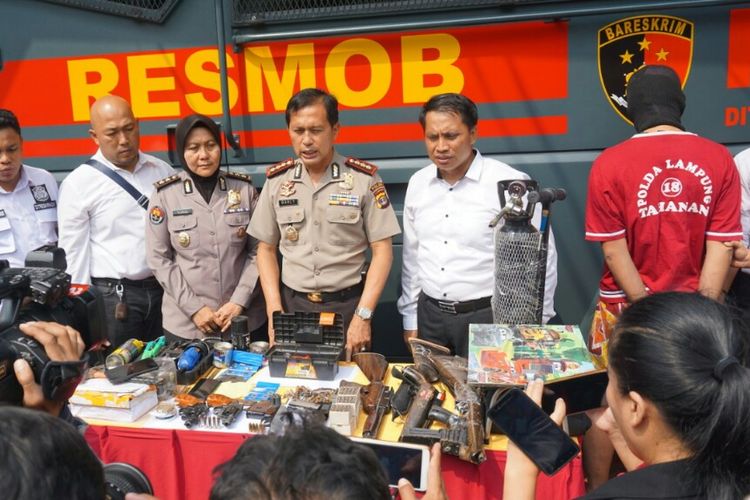 Polisi tengah mengekspose kejahatan membuat senjata api rakitan yang mana pelakunya adalah seorang ASN di Kota Metro Provinsi Lampung, Selasa (2/7/2019).