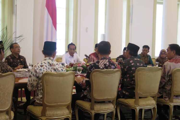 Presiden Joko Widodo saat menerima pengurus FBR di Istana Kepresidenan Bogor, Jawa Barat, Senin (18/3/2019).