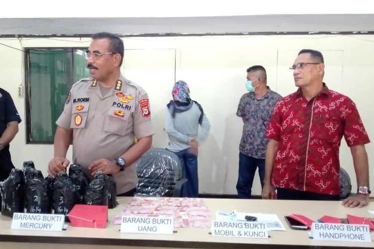 Kabid Humas Polda Maluku, Kombes Pol Muhamad Roem Ohoirat memberikan keterangan kepada wartawan terkait penangkapan 127 kg merkuri di Kantor Ditreskrimsus Polda Maluku, Jumat sore (3/5/2019)
