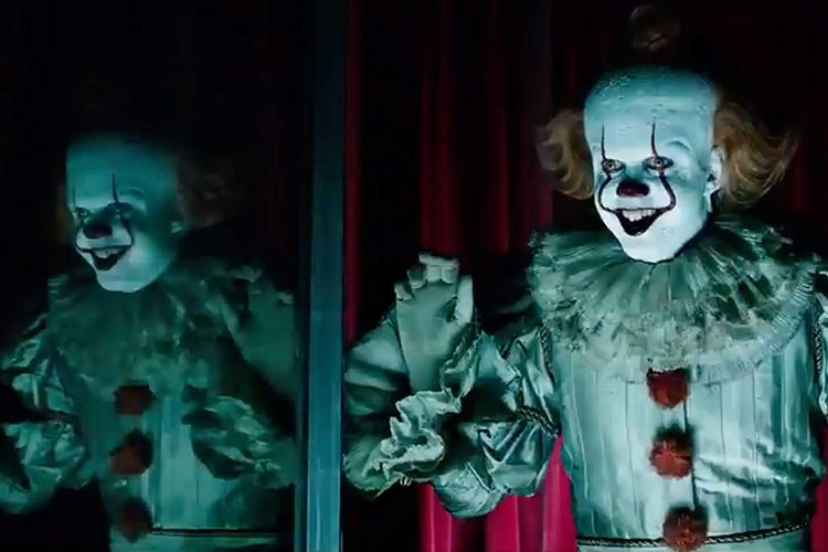 Bill Skarsgard sebagai badut Pennywise dalam film It Chapter 2