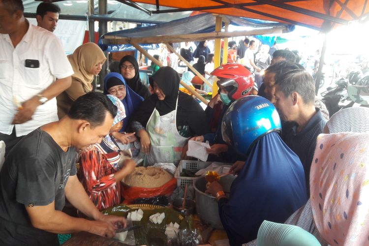 Salah satu penjual Ketan Bintul di Pasar Lama Kota Serang, Banten, Rabu (8/5/2019)