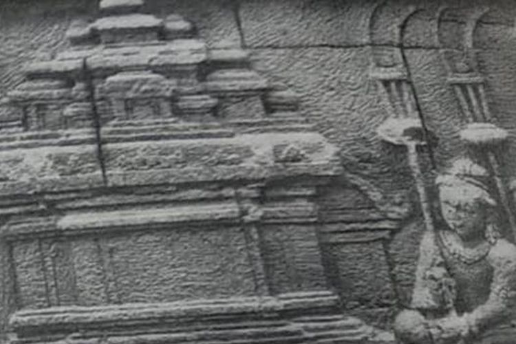 Sebuah relief di kaki Candi Borobudur menunjukkan tata cara pengibaran dwi warna.