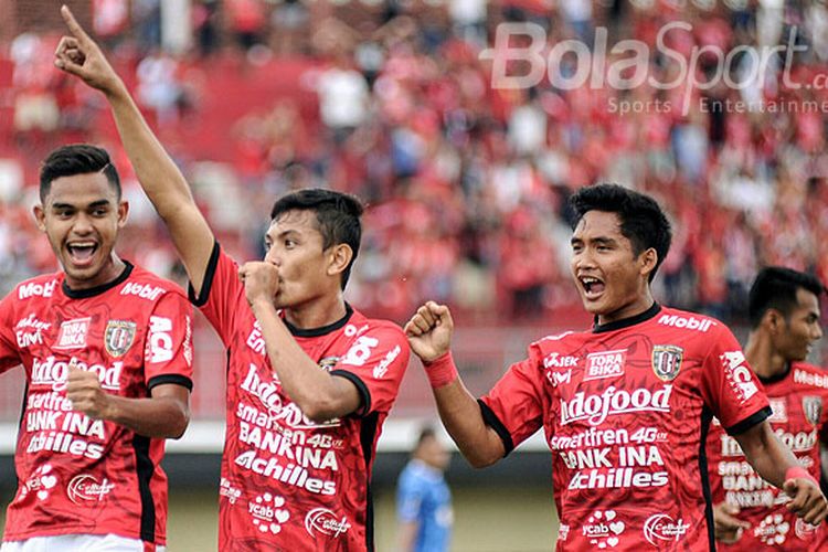 Penyerang Bali United, Martinus Novrianto (tengah), melakukan selebrasi seusai mencetak gol pertama Bali United ke gawang PSPS Riau dalam pertandingan kedua Grup D Piala Presiden 2018 di Stadion Kapten I Wayan Dipta, Gianyar, Bali, Rabu (24/1/2018).